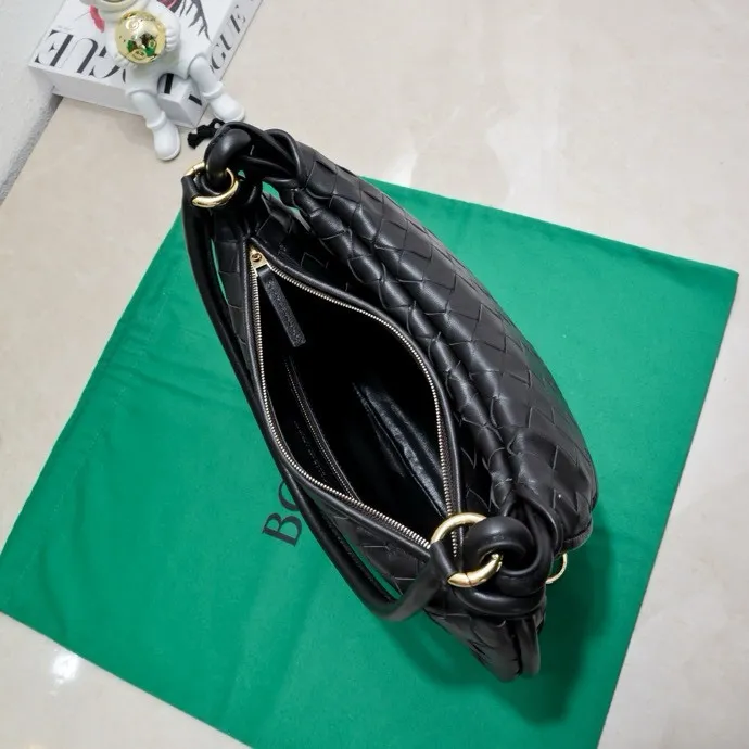 Batch 1860 Bv Shu Qi's same "Gemelli" twin bag 👇 Locked in advance 24 years of hot style 💕 Gemelli is paired with two half-moon shaped bags, matched with the brand's iconic intrecciato woven sheepskin, equipped with a detachable tubular handle, which can be used as a clutch, on the shoulder or by flipping the small crescent moon as a handle, or as a long shoulder strap 🉑️ crossbody The dual design has a personalized yet charming attitude, and the eye-catching visual impact brings an elegant and fashionable feeling. It is a bag worth buying💥 Size: 36x25x10, Model: 4281#